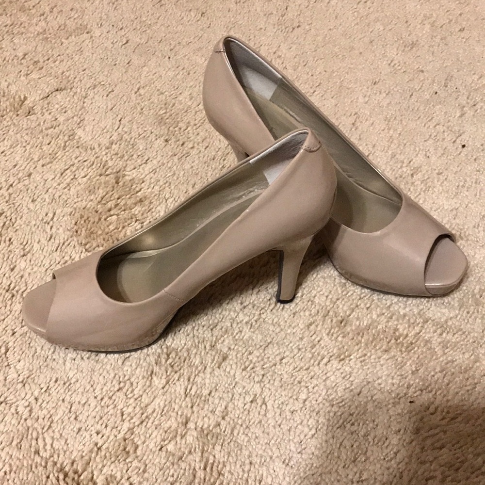 Nine & Co. Nude Pumps